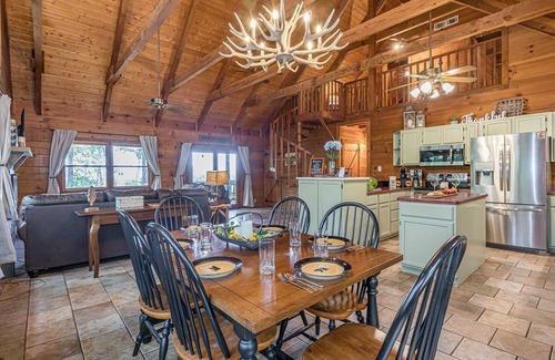 Clarkesville Cabin | Lazy Bear Cabin | Secluded Year-Round Mountain View, Hot Tub, Fire Pit, Games