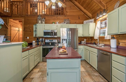 Clarkesville Cabin | Lazy Bear Cabin | Secluded Year-Round Mountain View, Hot Tub, Fire Pit, Games