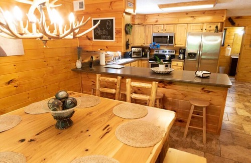 Gatlinburg - Pigeon Forge Apartment | Lazy Bear Cabin w/Breathtaking Views!