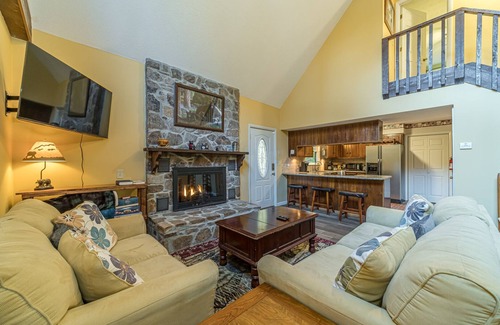 Helen Cabin | Lazy Bear Cottage | 3BR 3BA Creek Front Retreat | Game Room | Hot Tub | Creek