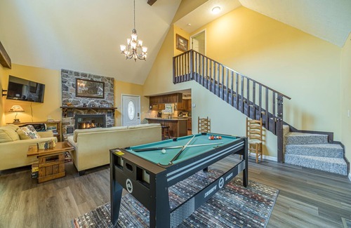 Helen Cabin | Lazy Bear Cottage | 3BR 3BA Creek Front Retreat | Game Room | Hot Tub | Creek