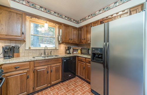 Helen Cabin | Lazy Bear Cottage | 3BR 3BA Creek Front Retreat | Game Room | Hot Tub | Creek