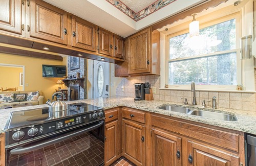 Helen Cabin | Lazy Bear Cottage | 3BR 3BA Creek Front Retreat | Game Room | Hot Tub | Creek