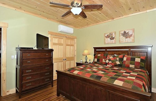 Morrisville Cabin | Lazy Bear Lodge: 4 br log home, fireplace, a/c, hot tub, pond & views!