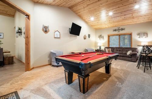 Summit Estates House | Lazy Bear Lodge by AvantStay Pine Tree Paradise w Game Room