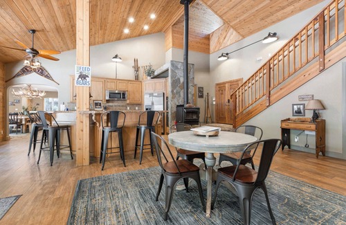 Granite Ridge Cabin | Lazy Bear Lodge- Rustic, Luxe retreat in Shaver!