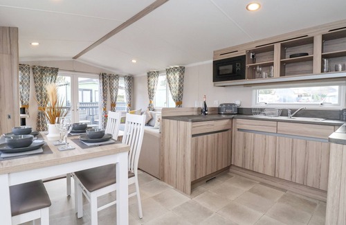 West Heslerton Cottage | LAZY DAYZ LODGE, pet friendly, with hot tub in Malton