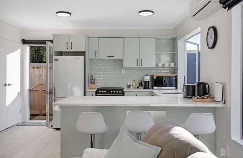 Pakuranga Heights House | Lazy Daze Retreat with Parking and Wi-fi