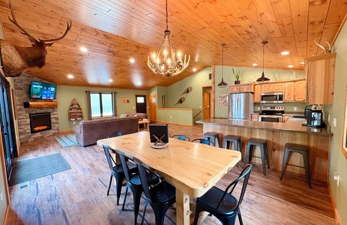 Wisconsin Dells House | Lazy Elk Lodge Luxury Cabin Game Room Fire Pit