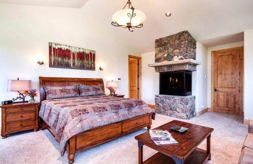 Warrior's Mark West House | Lazy Fox Lodge in National Forest View