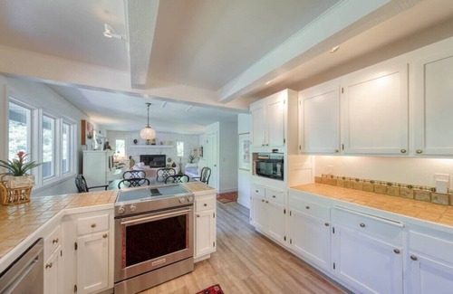 Guerneville House | Lazy Lightning Lodge- 20 acres, pool, spa, dntwn GV