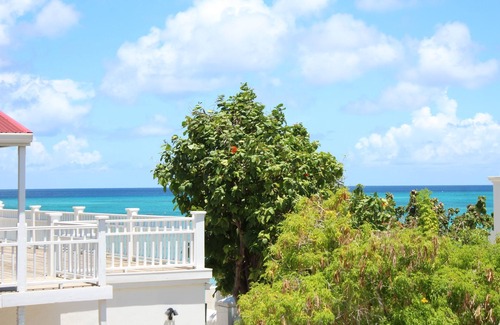 Cockburn Town House | Lazy lobster - Grand Turk B&B - Cozy balcony room with 2 queens beds