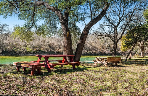 McGregor Cottage | Lazy River Cottage on the Middle Bosque River - kayaks and boats available.
