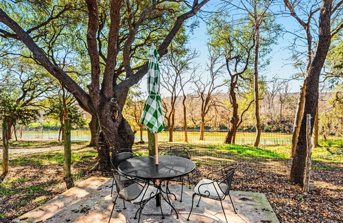 McGregor Cottage | Lazy River Cottage on the Middle Bosque River - kayaks and boats available.