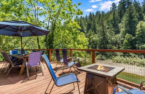 Guerneville House | Lazy River Lodge - Hot Tub On the River Kayaks
