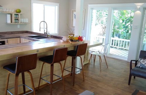 Gregory Town House | Lazy Turtle: unique beach house, 40 steps from beach!