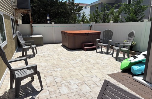 North Beach House | LBI 4-bedroom house with WiFi, Jacuzzi, on a beautiful block. 3 full kitchens!