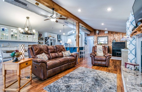 Granite Shoals House | LBJ Lakefront-Private dock, cove, great sunsets! Discount for monthly stays.