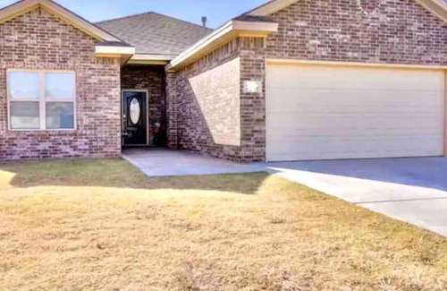 North by Northwest House | LBK Luxury! ✅ 7 Beds + Great Area + Convenient to all of LBK & TTU. 🌟