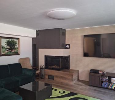 Karwie House | Leśny Dworek - Apartamenty SUPER z TV i salonem kominkowym