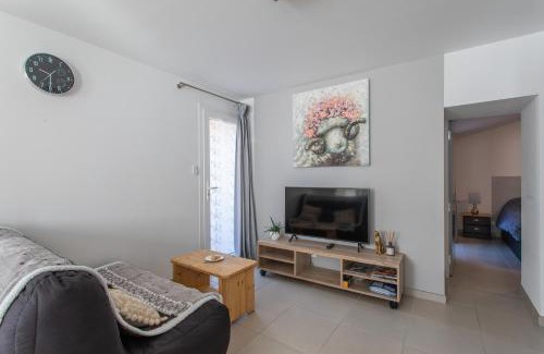 Embrun Apartment | Le bélier 2nd étage avec balcon au centre ville d'Embrun climatisé