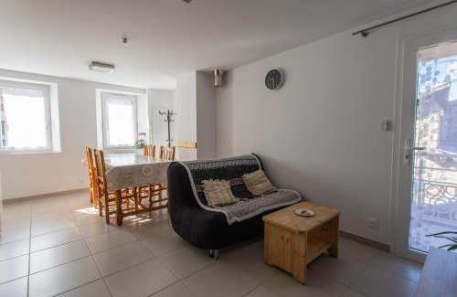 Embrun Apartment | Le bélier 2nd étage avec balcon au centre ville d'Embrun climatisé