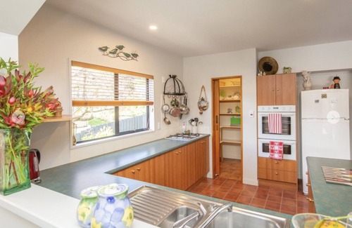Akaroa House | Le Bach - Sun drenched north facing deck, Harbour views & Free Wifi