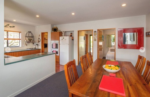 Akaroa House | Le Bach - Sun drenched north facing deck, Harbour views & Free Wifi