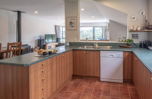 Akaroa House | Le Bach - Sun drenched north facing deck, Harbour views & Free Wifi
