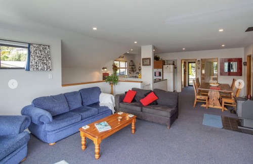 Akaroa House | Le Bach - Sun drenched north facing deck, Harbour views & Free Wifi