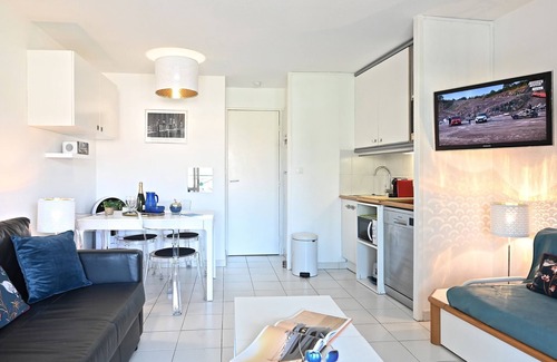 Cap Esterel Apartment | Le Belvédère (R8 240) by Interhome