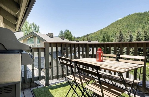 Vail Ski Chalet | "Le Chalet Après" - Stylish Alpen Townhome - Walk to Express Bus