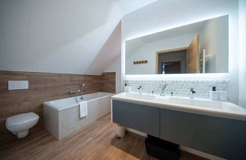 Xonrupt-Longemer Ski Chalet | Le Chalet de Maéva Jacuzzi and terrace