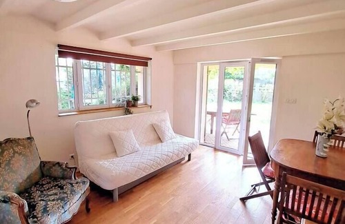 Francheville Le Bas House | Le Chantegrillet: Large studio + quiet garden