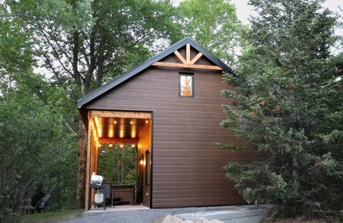 Shannon Apartment | Le Colvert - Waterfront Cabin with Spa