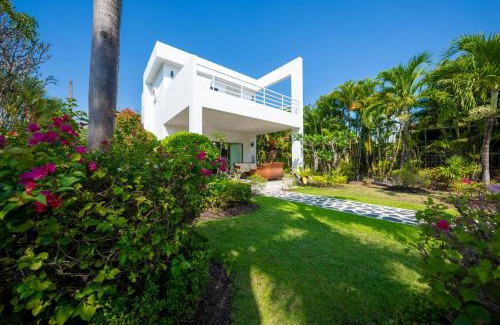 Kram Villa | Le Corbusier Style Villa In Green Neighbourhood with Pool