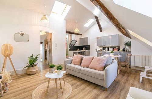 Centre Sud Apartment | Le Dentan - Avec magnifique vue sur la place de la mairie - SR Loc