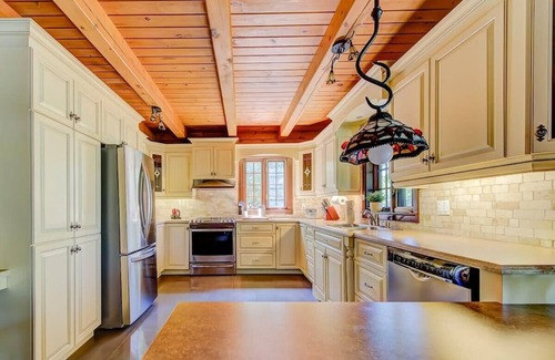 Mauricie Ski Chalet | Le Grandes-Piles, navigable river, spa, and ski