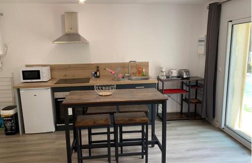 Saint-Mitre-les-Remparts Apartment | Le Grenadier