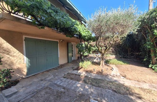 Raphele-les-Arles Apartment | Le jardinet d'Emma - Ground floor apartment with jacuzzi, parking, quiet location