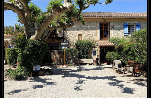 Rognonas Apartment | "Le Kiwi" - sleeps 2 self catering studio gite 10mins from Avignon!