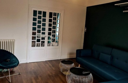 Jouy House | Le logement est composé de 2 chambres doubles et d'un canapé convertible