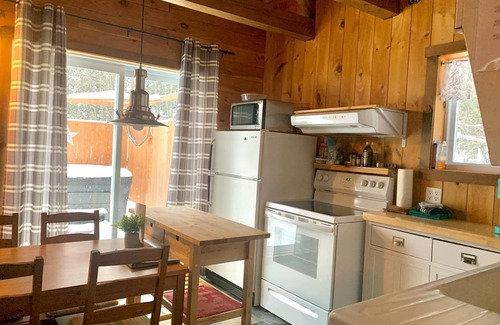 Sainte-Cecile-de-Whitton Ski Chalet | Le Madison avec Spa et Vue sur le Lac