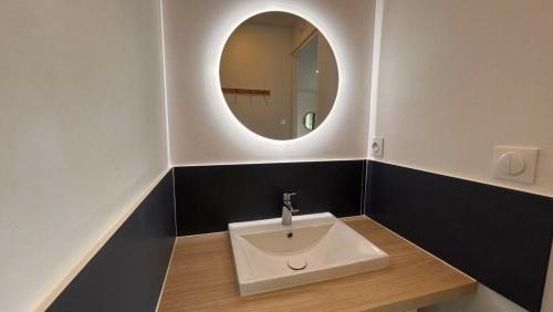 Le Creusot Apartment | Le Majestueux Calme Central Chic