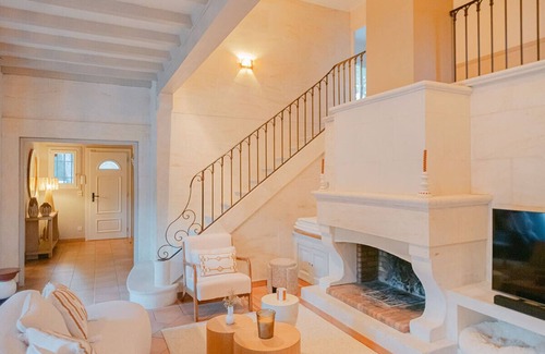 Saint-Etienne-du-Gres Other | Le Mas des Cigales: tastefully decorated house with swimming pool in the heart of the Alpilles.