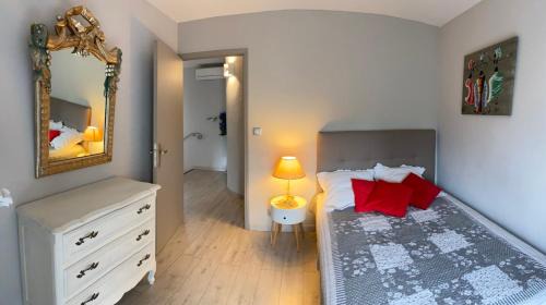 La Garde-Adhemar House | Le Mas Isachris T3
