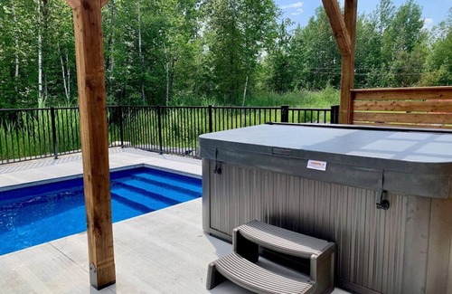 Magog Apartment | Le Memph: 1-bedroom pool spa Lake Memphremagog