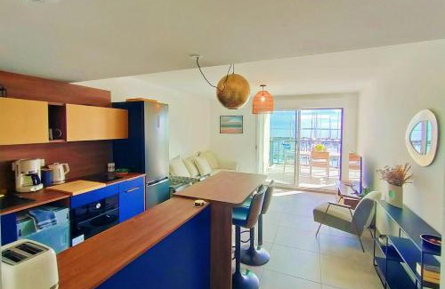 Marseillan Apartment | LE MILLESIME OLIVIER : Vue exceptionnelle sur la baie, appartement moderne avec une chambre et parking privé.