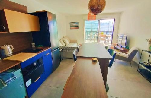 Marseillan Apartment | LE MILLESIME OLIVIER : Vue exceptionnelle sur la baie, appartement moderne avec une chambre et parking privé.