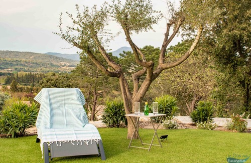 Preconil Apartment | Le Mimosa apartment with private terrace on garden level, a stone's throw from the village.